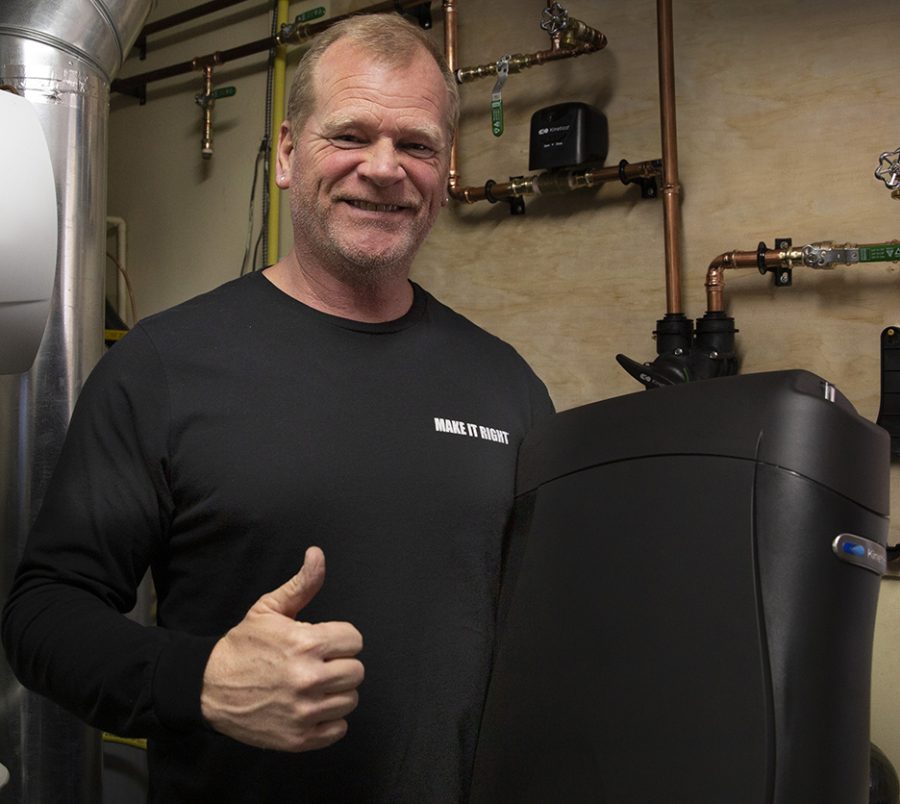 Holmes Thumbs Up Mike Holmes with the Kinetico K5 Drinking Water Station